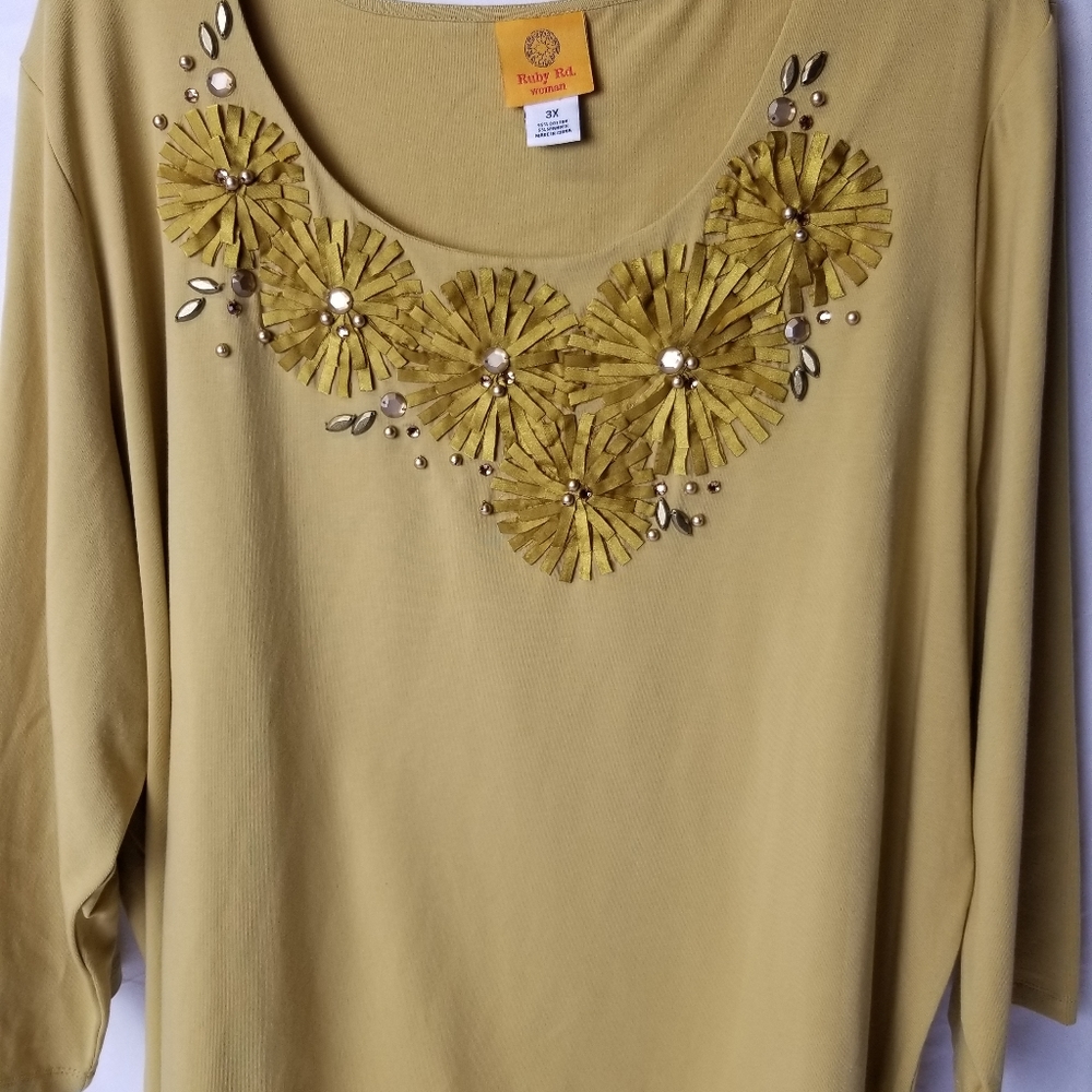 Pullover blouse with bling size 3x, golden color.